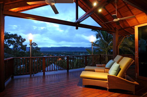 Villa Empat Puluh Dua - Accommodation Main Beach 1