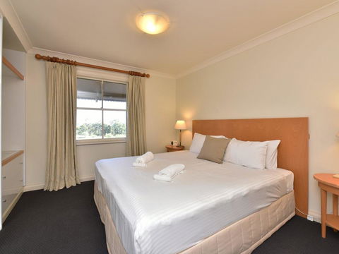 Villa Executive 2br Ferre Resort Condo Located Within Cypress Lakes Resort (nothing Is More Central) - Accommodation Main Beach 2