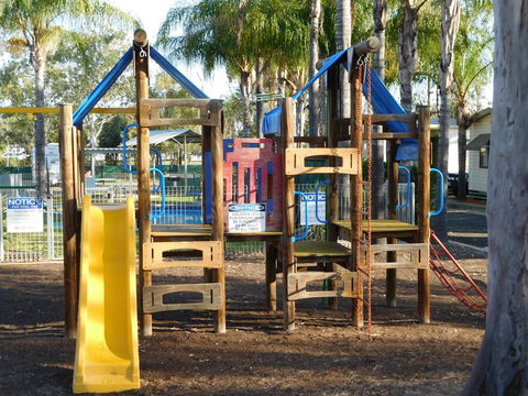 Villa Holiday Park - Accommodation Main Beach 1