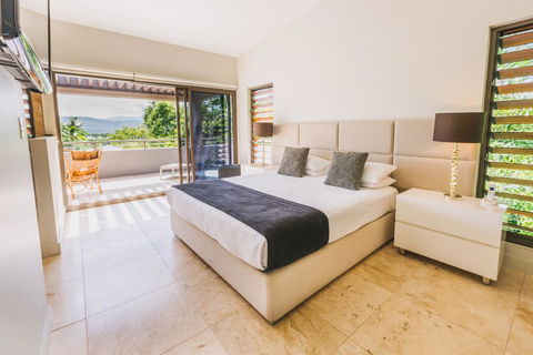 Villa Mercedes - Luxury Holiday Villa - Accommodation Main Beach 0