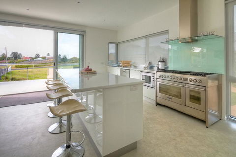Villa Moyne - Located In A Quiet Cul De Sac And Designed For Beach Families - Accommodation Main Beach 1
