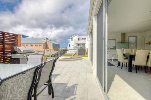 Villa Moyne - Located In A Quiet Cul De Sac And Designed For Beach Families - Accommodation Main Beach 2