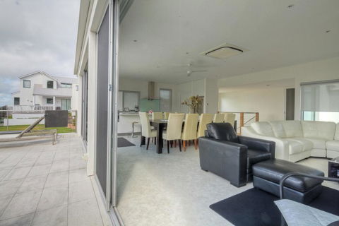 Villa Moyne - Located In A Quiet Cul De Sac And Designed For Beach Families - Accommodation Main Beach 3
