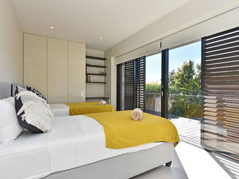 Villa Positano Waterside At Trinity Point - Accommodation Main Beach 1