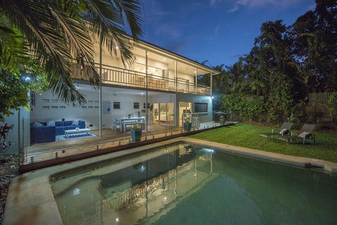Villa Sorrento - Luxury Holiday Home - Accommodation Main Beach 2