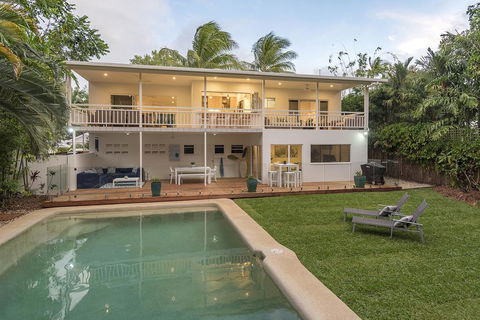 Villa Sorrento - Luxury Holiday Home - Accommodation Main Beach 1