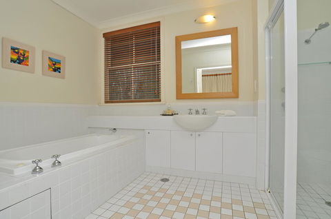 Villa Spa Executive 1br Burgundy Resort Condo Located Within Cypress Lakes Resort (nothing Is More Central) - Accommodation Main Beach 3