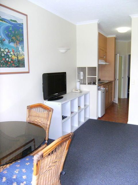 Villa Vaucluse Apartments - Accommodation Main Beach 3