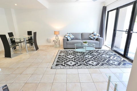 Villa Via Veneto - Accommodation Main Beach 0