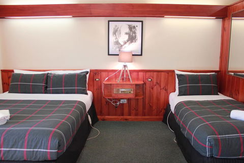 Village Family Motor Inn - Accommodation Main Beach 1
