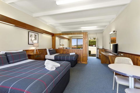 Village Family Motor Inn - Accommodation Main Beach 2