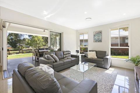 Vino E Golf - Accommodation Main Beach 0