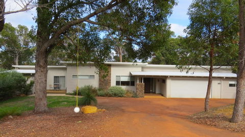 Vintners - More Space For You To Enjoy! - Accommodation Main Beach 2