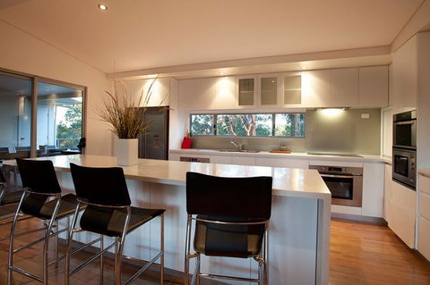 Vintners - More Space For You To Enjoy! - Accommodation Main Beach 3