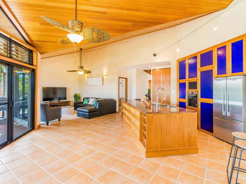 Vista Del Mare - 81 Witonga Drive Yamba Family Home On Water. - Accommodation Main Beach 3