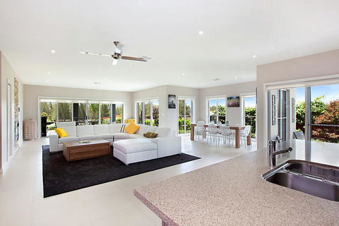 Vista One - Accommodation Main Beach 1