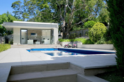 Vue De La Mer Luxury Family Retreat With Tennis Court, Pool, Spa, Water Views - Accommodation Main Beach 2