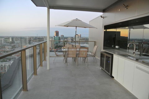 VUE Penthouse On King William - Accommodation Main Beach 0