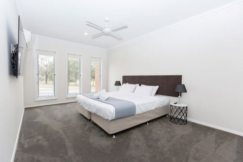 Wagga Apartments #2 - Accommodation Main Beach 3