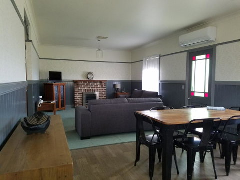 Wagga Wagga Country Cottages - Accommodation Main Beach 0