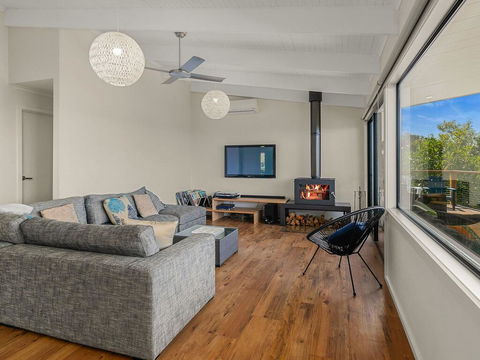 Waikiki Views - Accommodation Main Beach 2