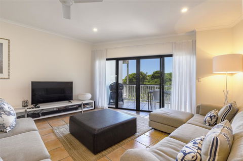 Wake Up To Ocean Views In Stylish Comfort - Accommodation Main Beach 2
