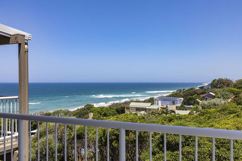 Wake Up To Ocean Views In Stylish Comfort - Accommodation Main Beach 0