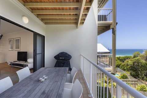 Wake Up To Ocean Views In Stylish Comfort - Accommodation Main Beach 3