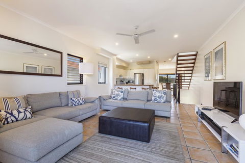 Wake Up To Ocean Views In Stylish Comfort - Accommodation Main Beach 1