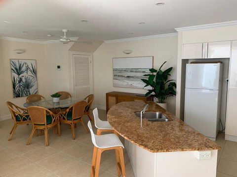 Walk To The Ocean In Five Minutes - Accommodation Main Beach 2