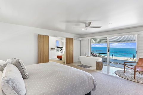 Walking On Sunshine - Accommodation Main Beach 3