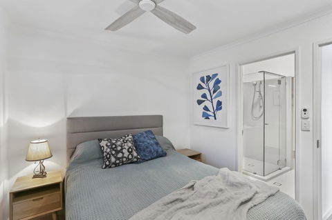 Walking On Sunshine - Accommodation Main Beach 2