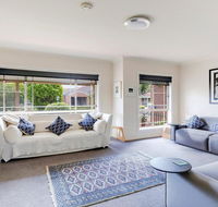 Walling-Clifton Gardens - backing onto golf course - Accommodation Main Beach