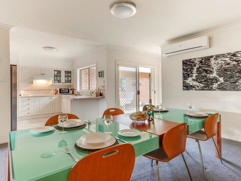 Walling-Clifton Gardens - Backing Onto Golf Course - Accommodation Main Beach 3