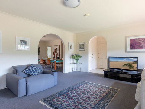 Walling-Clifton Gardens - Backing Onto Golf Course - Accommodation Main Beach 2