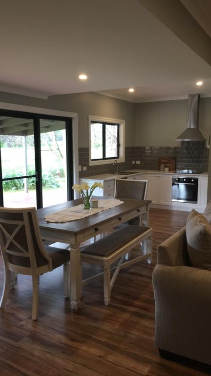 Walnut Tree Cottages - Accommodation Main Beach 1