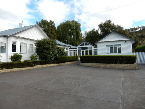 Walton House Bed & Breakfast - Accommodation Main Beach 0