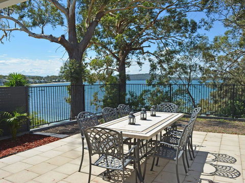 Wanda Magic' 19 Randall Drive - Beautiful Water Front House - Accommodation Main Beach 1