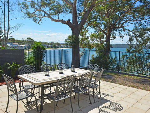 Wanda Magic' 19 Randall Drive - Beautiful Water Front House - Accommodation Main Beach 2