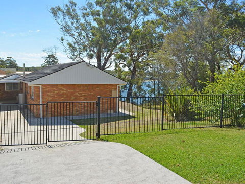 Wanda Magic' 19 Randall Drive - Beautiful Water Front House - Accommodation Main Beach 0
