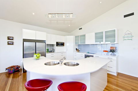 Wanda Point House - Tranquil, Elegant & Dog Friendly - Accommodation Main Beach 2