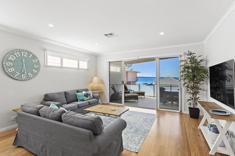 Wanda Waterfront Retreat - Beautiful Beach House - Accommodation Main Beach 2