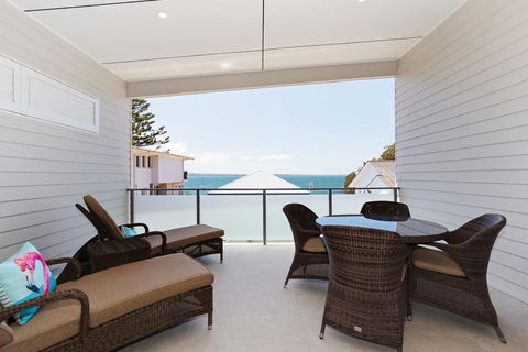 Wanda Waterfront Retreat - Beautiful Beach House - Accommodation Main Beach 1