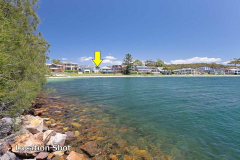 Wanda Waterfront Retreat - Beautiful Beach House - Accommodation Main Beach 0