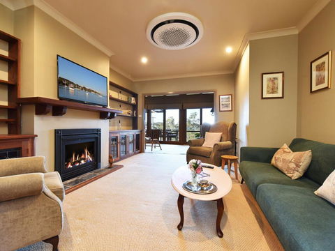 Wangi Waterfront Delight 4br Waterfront Reserve Home - Accommodation Main Beach 0