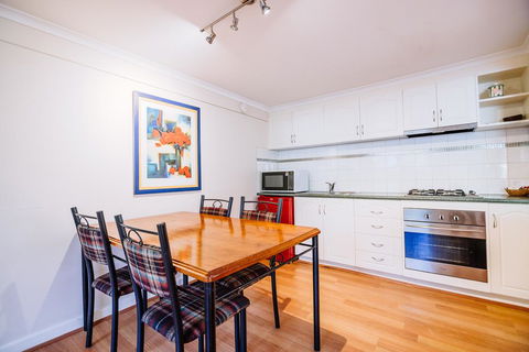 Warburton Lodge - Accommodation Main Beach 3