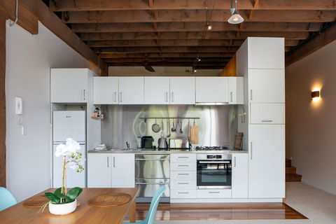 Warehouse Apartment With Balcony In Trendy Area - Accommodation Main Beach 2