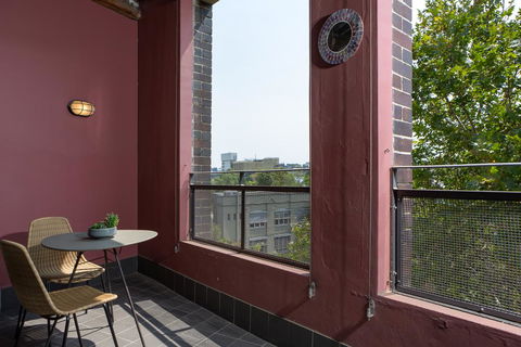 Warehouse Apartment With Balcony In Trendy Area - Accommodation Main Beach 3