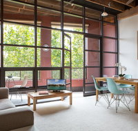 Warehouse Apartment with Balcony in Trendy Area - Accommodation Main Beach