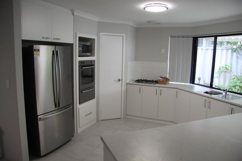Warnbro Beach Family Accommodation - Accommodation Main Beach 1
